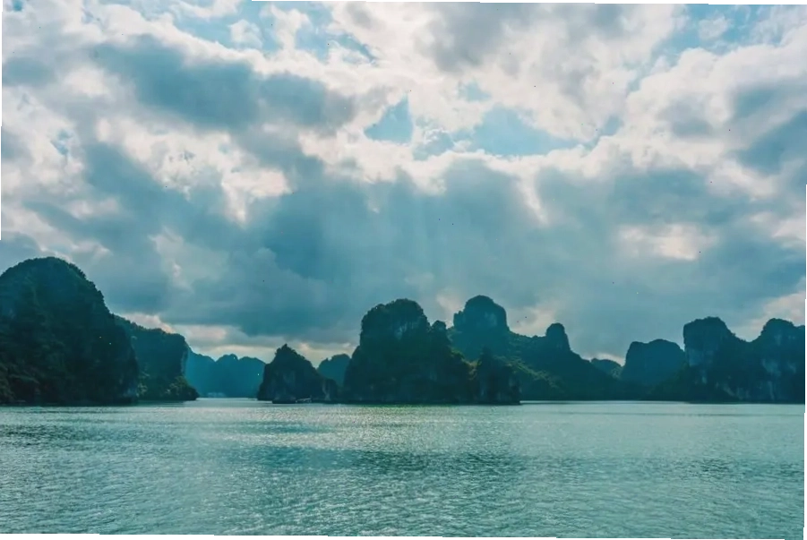Vịnh Hạ Long với cảnh quan thiên nhiên hùng vĩ là điểm nhấn của du lịch miền Bắc 2 ngày 1 đêm