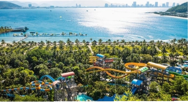 Vịnh phao nổi khổng lồ tại công viên nước Vinpearl