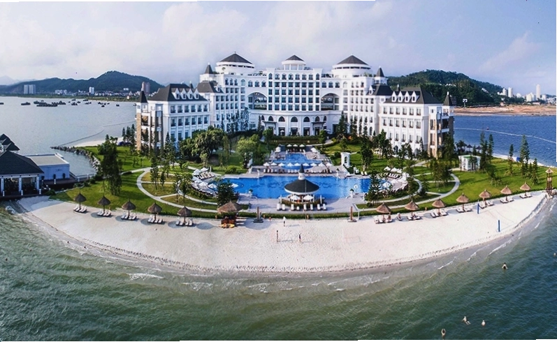 Vinpearl Resort & Spa Hạ Long với kiến trúc hình cánh cung hướng biển
