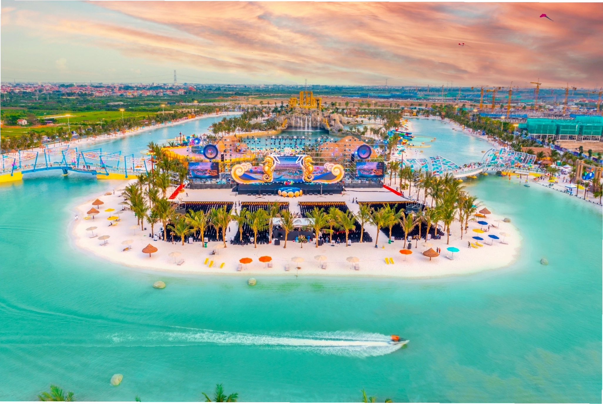 VinWonders Wave Park với biển hồ nhân tạo xanh mát