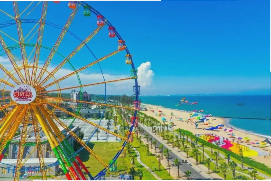 Vòng quay hạnh phúc tại Circus Land nhìn ra biển