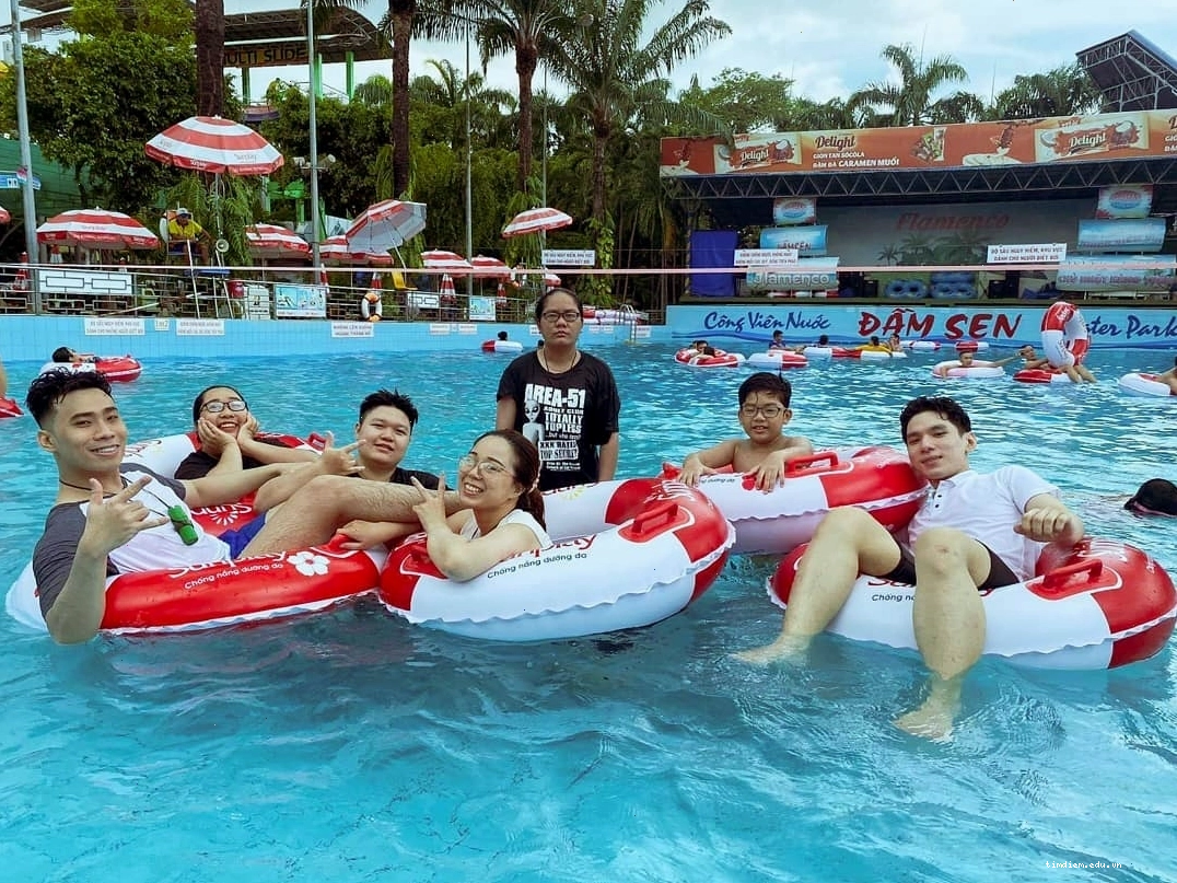 Vui chơi tại Công viên nước Đầm Sen