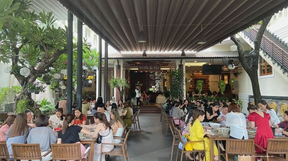 Vườn Cau có không gian sân vườn rộng rãi, phù hợp để tổ chức tiệc lớn