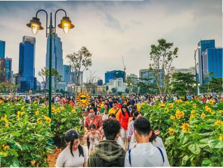 Vườn hoa hướng dương công viên bờ sông Sài Gòn nườm nượp khách dịp đầu năm 2026