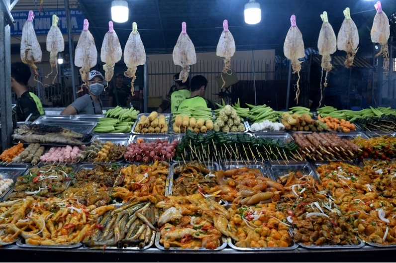 Vườn trái cây Cái Mơn với cây cối xanh tươi và trái cây trĩu cành