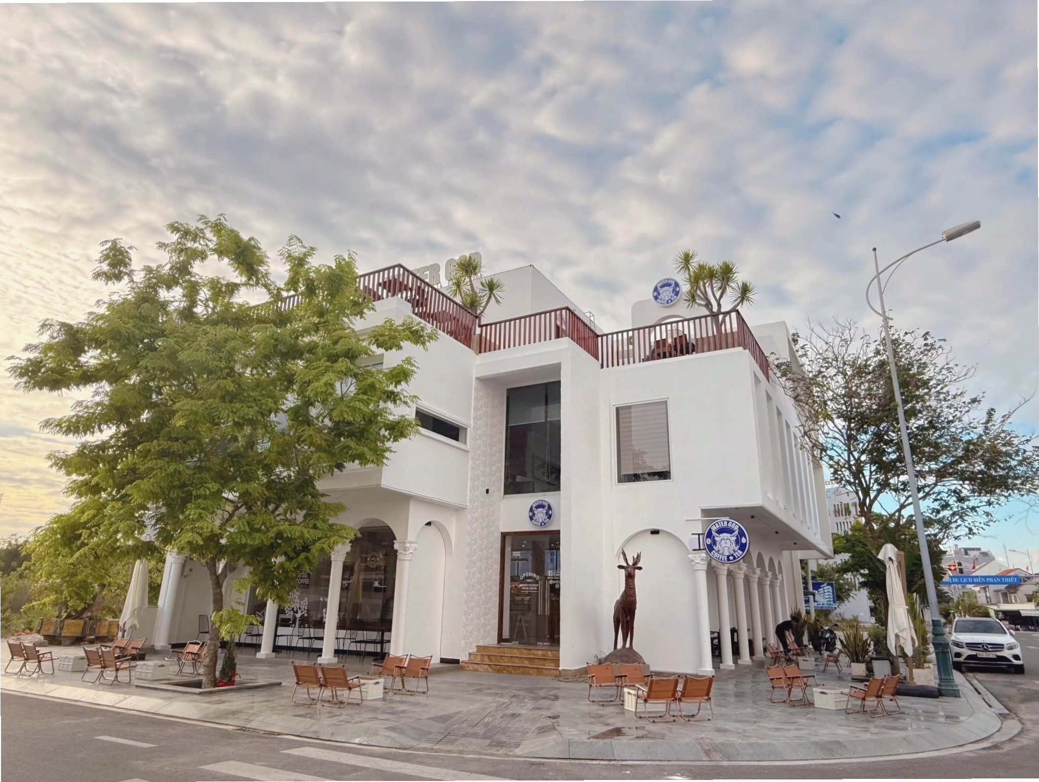 Water God Coffee & Tea Phan Thiết với phong cách thiền tịnh