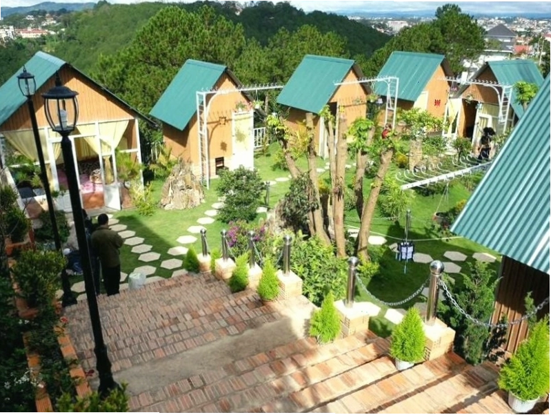 Windy Hill Coffee and Homestay Đà Lạt nhìn từ ngoài vào với kiến trúc mộc mạc