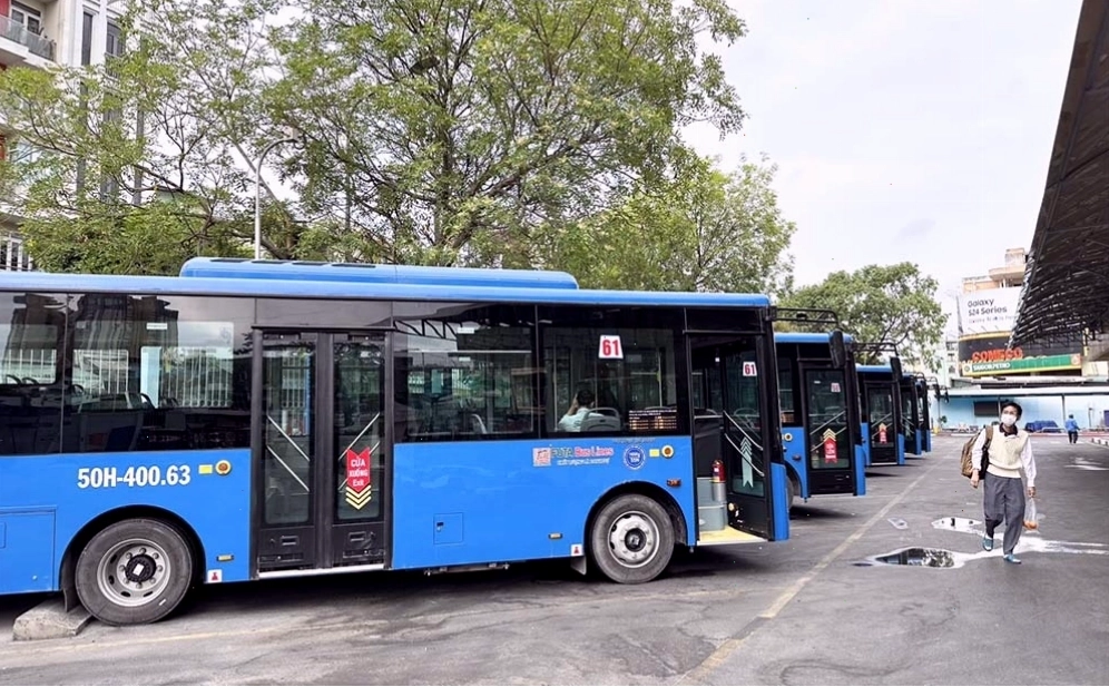 Xe bus là phương tiện di chuyển giúp bạn đến nhà hàng