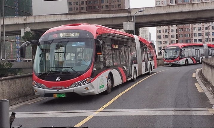 Xe bus là phương tiện di chuyển phổ biến đến núi Nga Mi