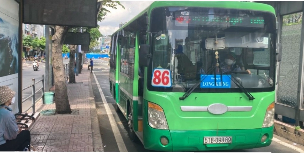 Xe buýt 86 có điểm dừng tại công viên