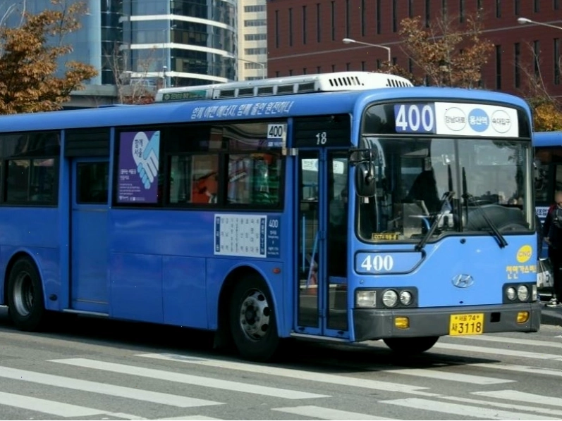 Xe buýt Hàn Quốc trên đường cao tốc