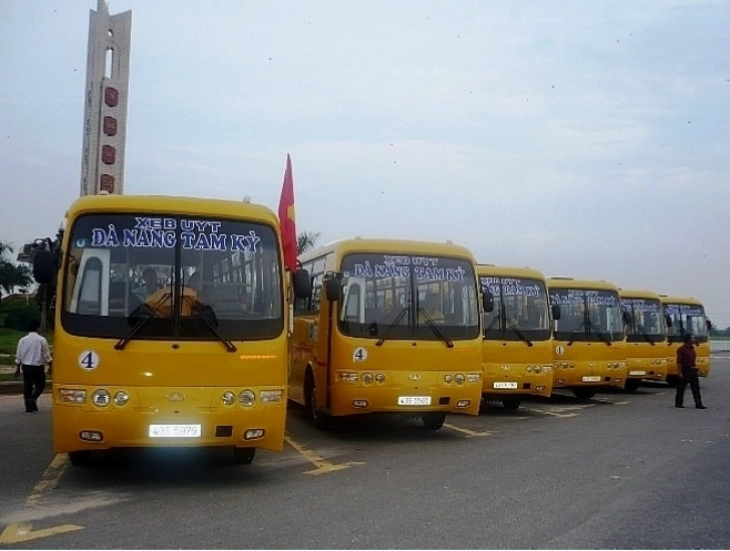 Xe buýt tuyến 05 di chuyển trên đường phố Quảng Nam