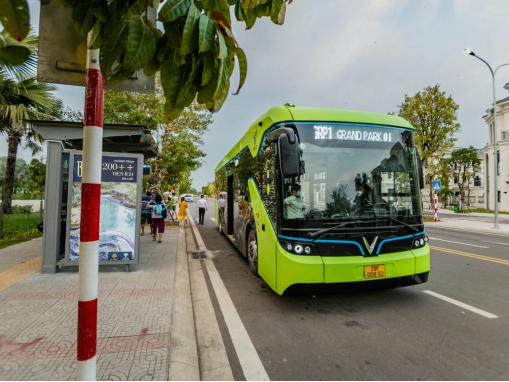 Xe buýt VinBus di chuyển đến Vinhomes Grand Park