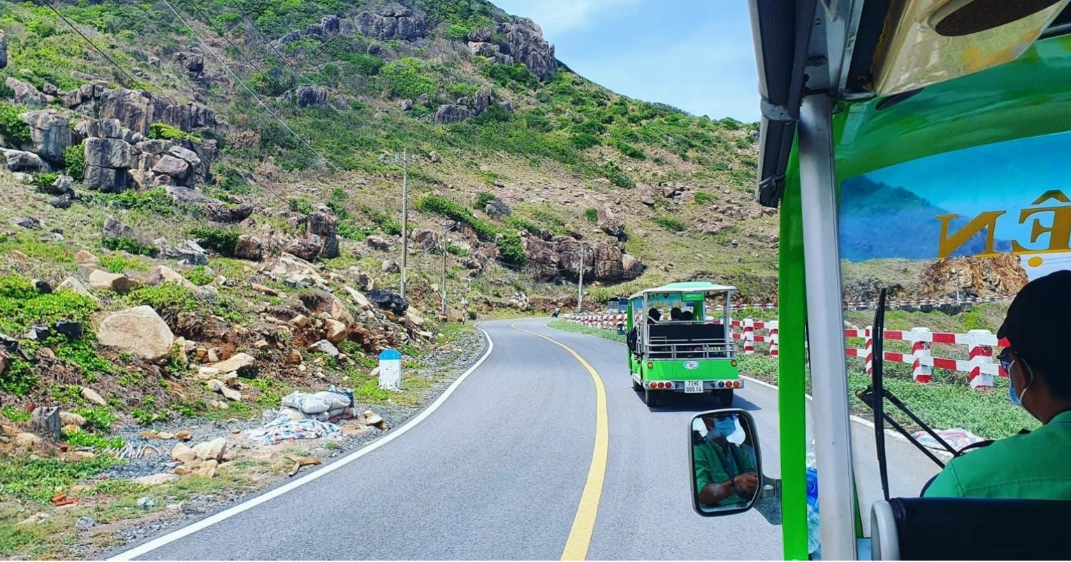 Xe điện di chuyển trên các con đường tại Côn Đảo