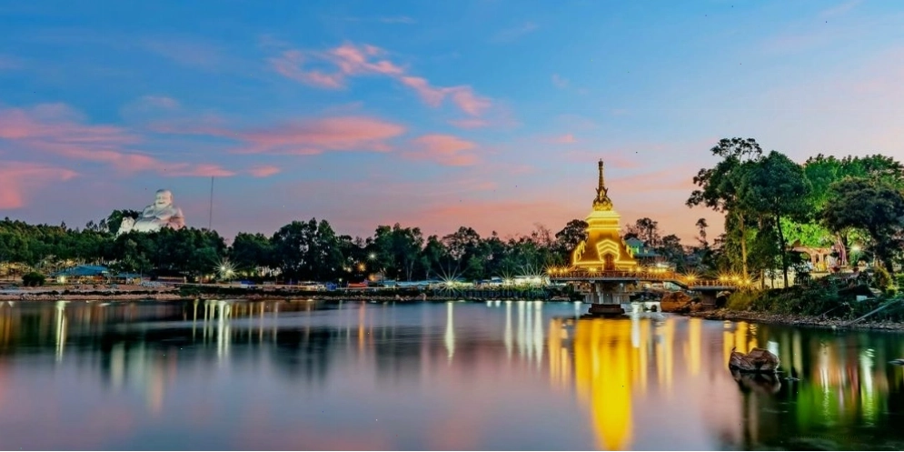 Xe du lịch di chuyển trên Núi Cấm