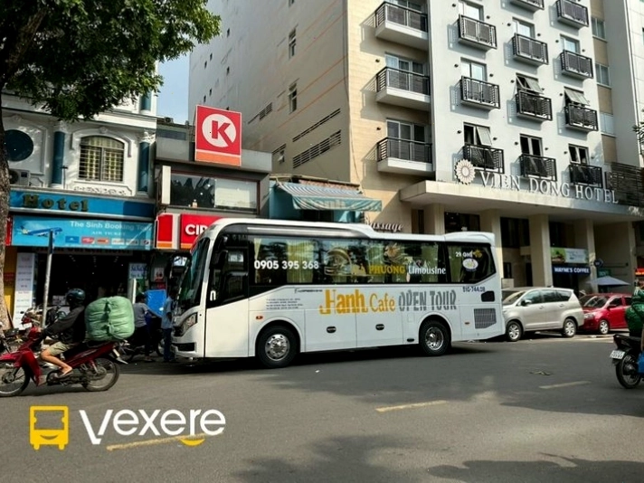 Xe Hạnh Cafe - Hà Phương Limousine đang di chuyển trên đường