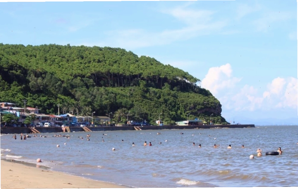 Xe khách di chuyển trên đường cao tốc