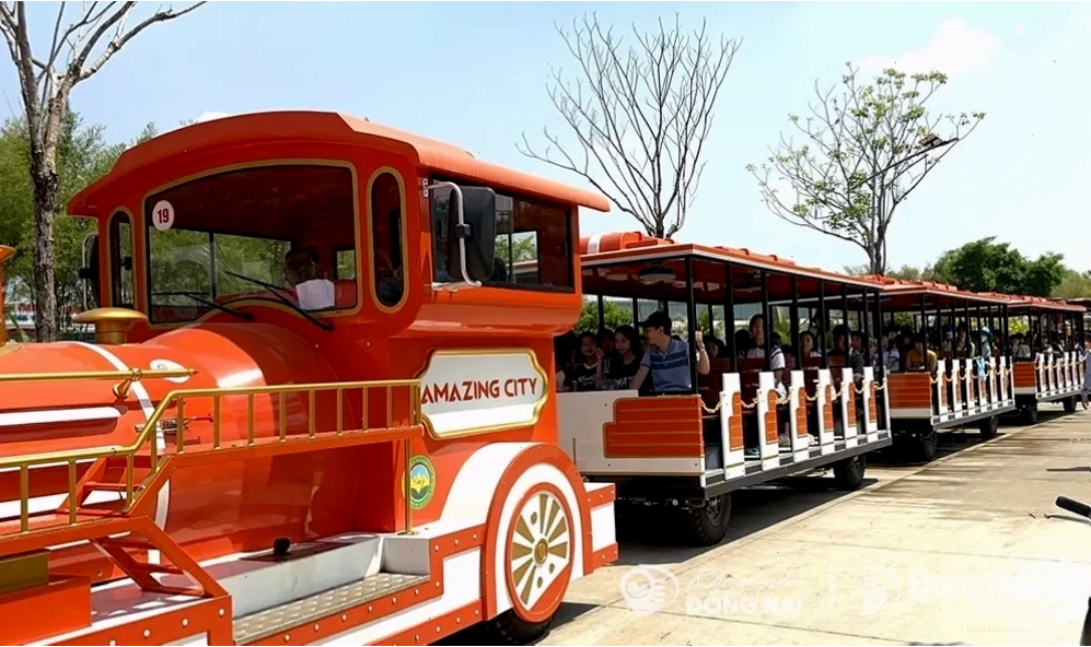 Xe lửa khám phá cảnh quan tại Sơn Tiên