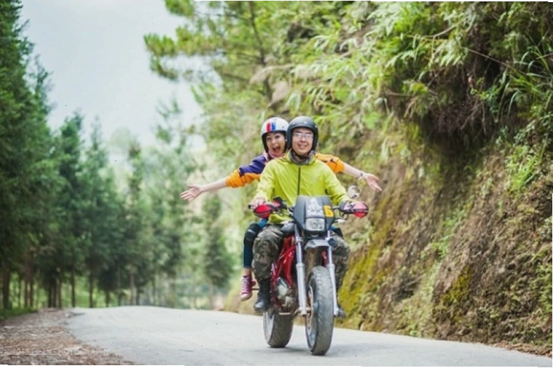 Xe máy di chuyển trên con đường dẫn vào Suối Đá Bàn