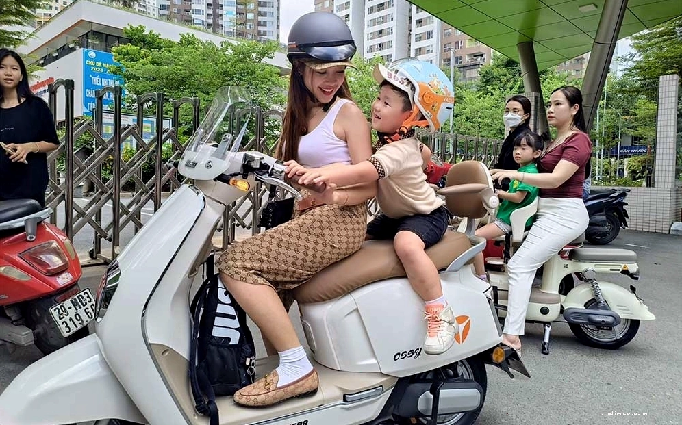 Xe máy được đậu gọn gàng tại khu vực gửi xe của công viên.