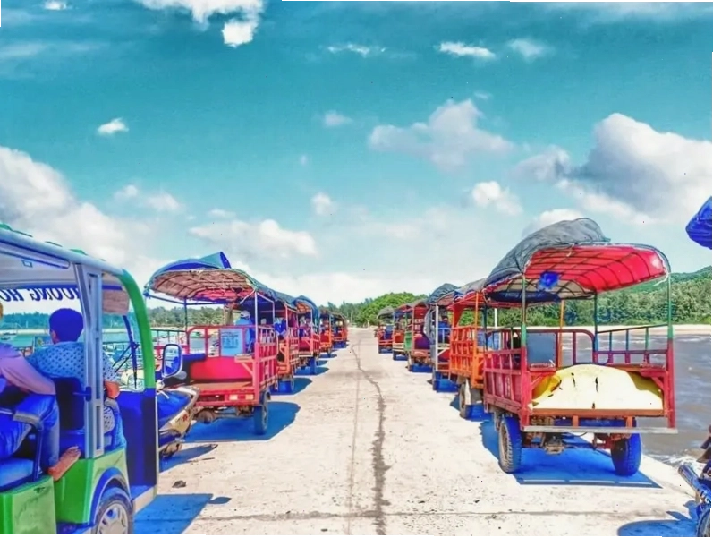 Xe tuk tuk di chuyển trên những con đường làng ở đảo Quan Lạn