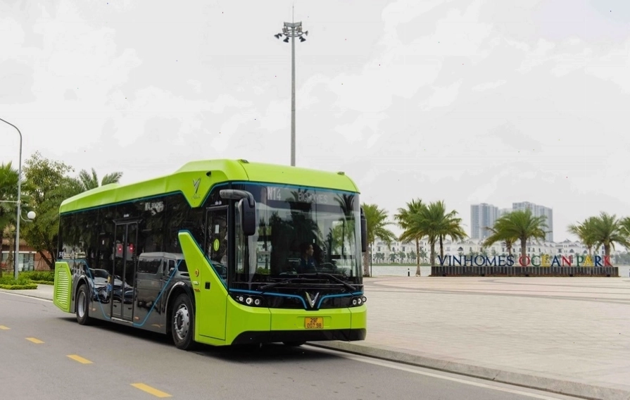 Xe VinBus di chuyển trên tuyến đường nội khu tại Vinhomes Ocean Park 2