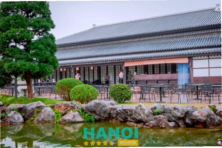 Xin Chào Café & Bakery với hồ cá Koi