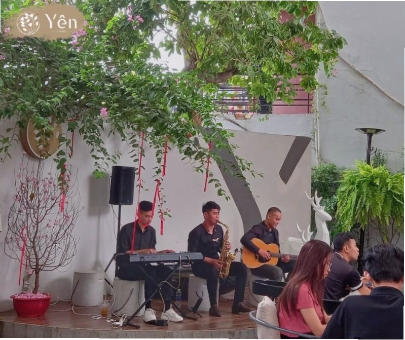 Yên Garden & Tea với không gian xanh mát và hồ cá Koi