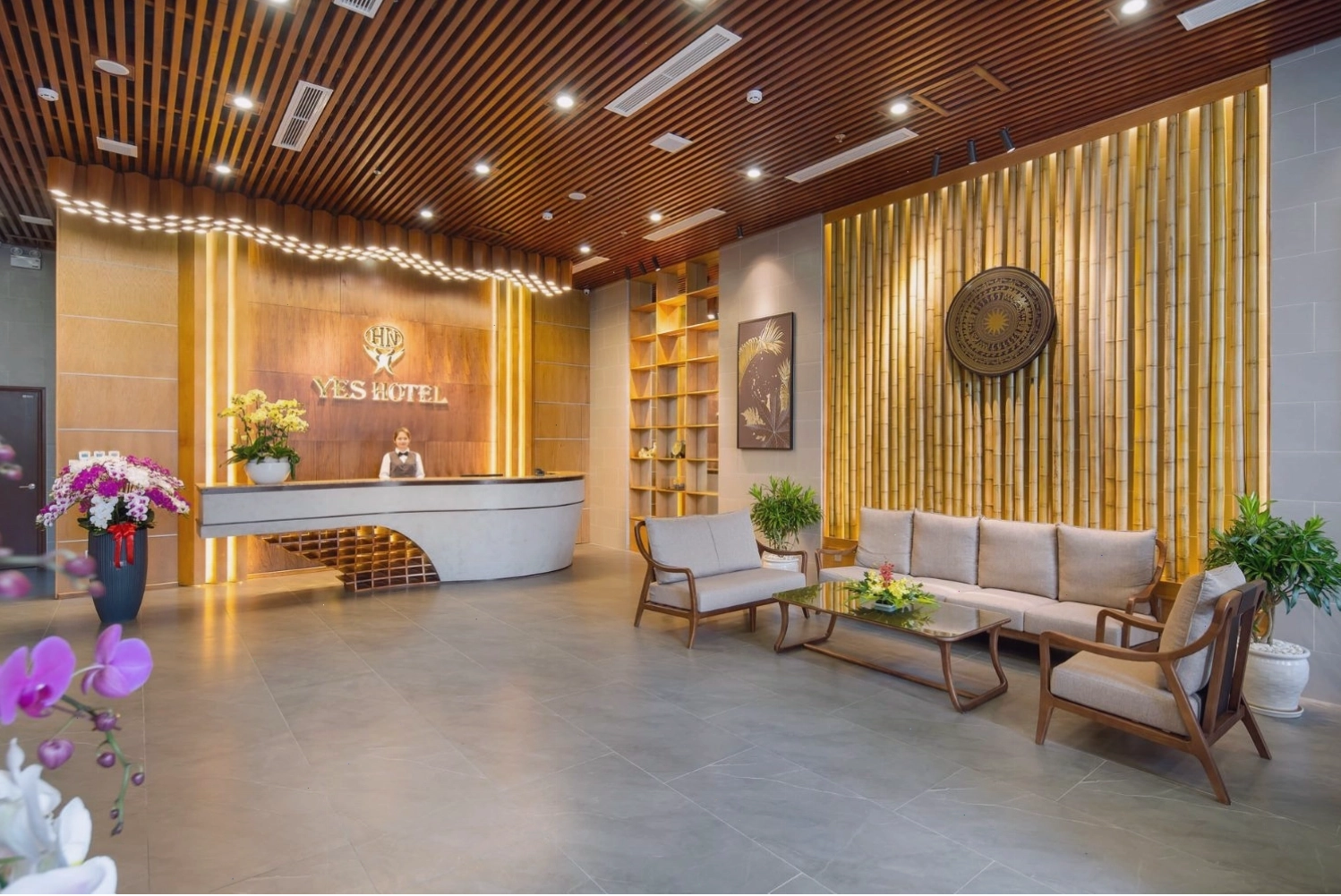 Yes Hotel Đà Nẵng nhìn từ bên ngoài với kiến trúc hiện đại